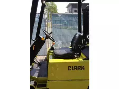 LPG heftrucks 1994  Clark GPM-20S (23)