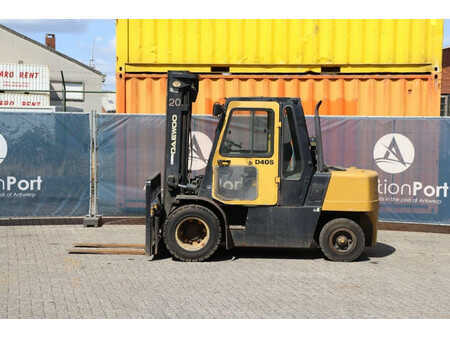 Chariots élévateurs diesel 2002  Daewoo D40S-2 (2)