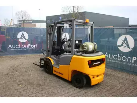 Empilhador a gás - Jungheinrich TFG 425 (3)