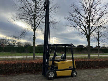 Chariots électriques à 4 roues 1999  Yale ERP30ALF (13)