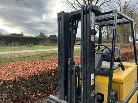 Chariots électriques à 4 roues 1999  Yale ERP30ALF (8)