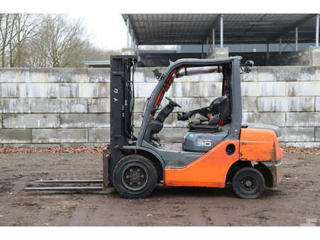 Dízel targoncák 2015  Toyota 52-8FDF30 (2)