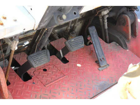 Carretilla elevadora GLP 2003  Nissan UGF03A40U (17)