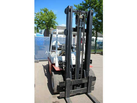 Carretilla elevadora GLP 2003  Nissan UGF03A40U (6)