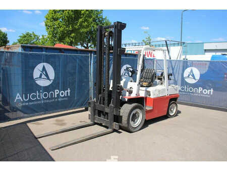Carretilla elevadora GLP 2003  Nissan UGF03A40U (8)