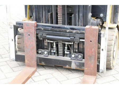 Chariots électriques à 4 roues 2016  Yale ERP16VF (11)