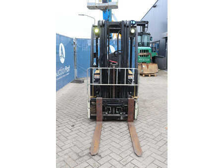 Chariots électriques à 4 roues 2016  Yale ERP16VF (8)