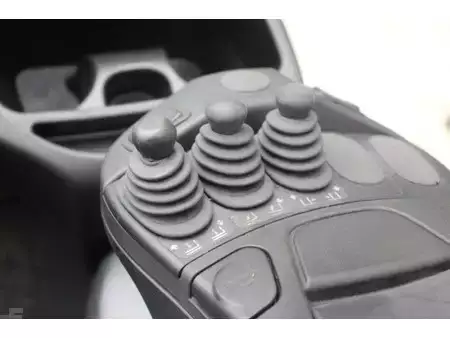 Carrelli elettrici 4 ruote 2017  Linde E16C-02 (26)