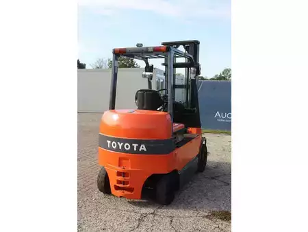 Carrelli elettrici 4 ruote 2010  Toyota 7FBMF35 (6)
