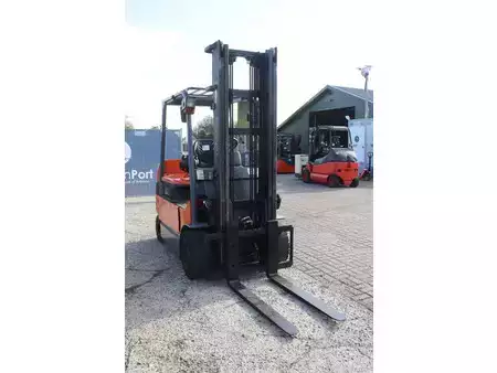 Carrelli elettrici 4 ruote 2010  Toyota 7FBMF35 (7)