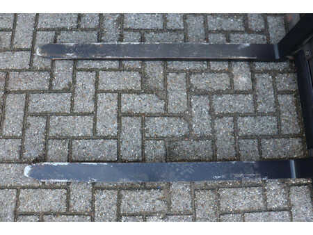 Elektryczne 4-kołowe 2018  Linde E16P-02 (10)