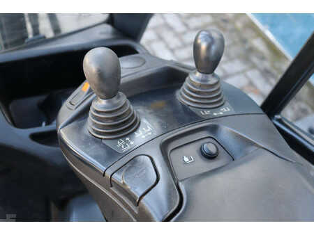 Elektryczne 4-kołowe 2018  Linde E16P-02 (27)