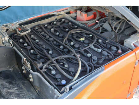 Elektryczne 4-kołowe 2018  Linde E16P-02 (32)