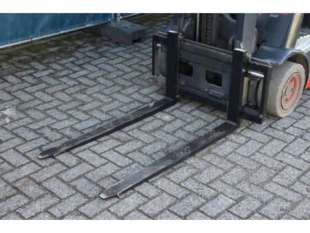 Elektryczne 4-kołowe 2018  Linde E16P-02 (9)