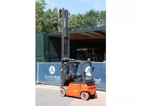 4-wiel elektrische heftrucks 2014  Linde E16P-01 (32)