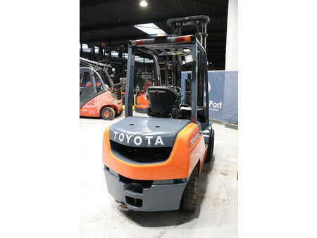 Diesel heftrucks 2011  Toyota 02-8FDF30 (6)
