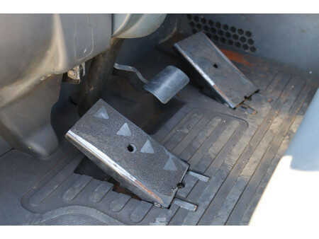 Elektromos 4 kerekű - CAT Lift Trucks 2EP500 (24)