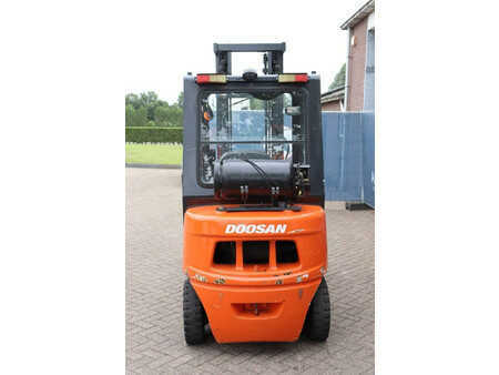 Empilhador a gás 2011  Doosan G25G (5)