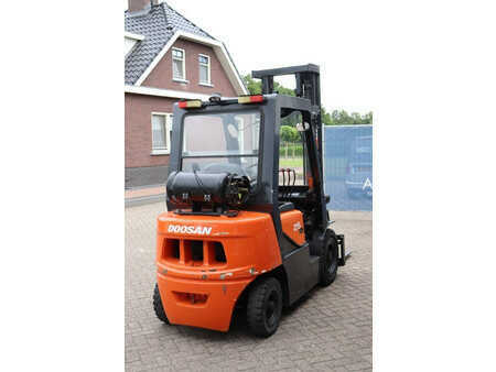 Empilhador a gás 2011  Doosan G25G (6)