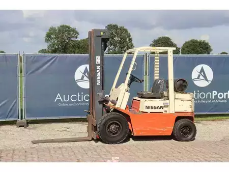 Nestekaasutrukki - Nissan PF02A20U (1)