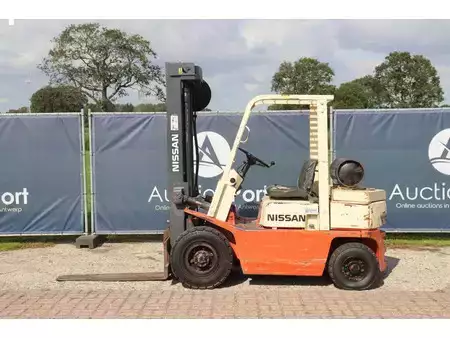 Nestekaasutrukki - Nissan PF02A20U (2)