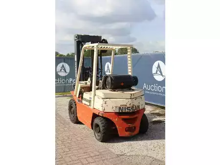 Nestekaasutrukki - Nissan PF02A20U (4)