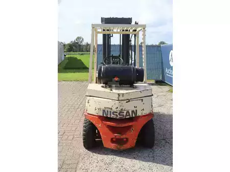 Nestekaasutrukki - Nissan PF02A20U (5)
