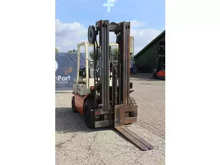Nestekaasutrukki - Nissan PF02A20U (7)