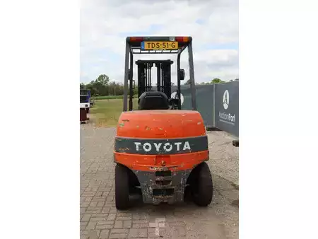 Elektryczne 4-kołowe 2006  Toyota 7FBMF50 (5)