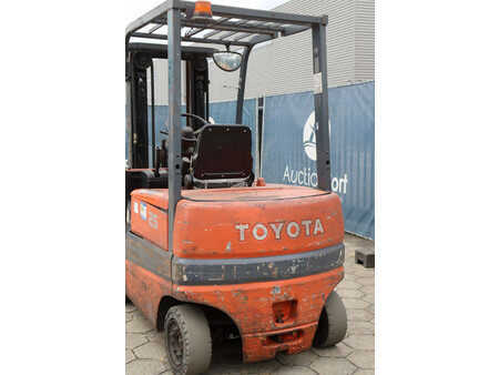 Eléctrica de 4 ruedas - Toyota 25 (17)