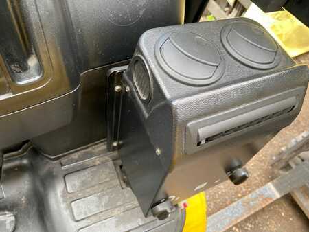 LPG Forklifts 2015  Yale GLP55VX (10)