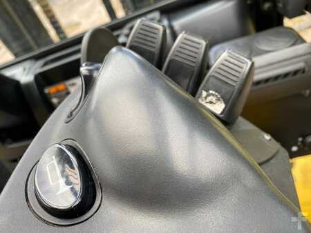 LPG Forklifts 2015  Yale GLP55VX (12)