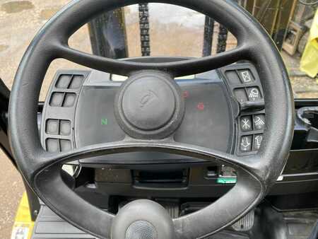 LPG Forklifts 2015  Yale GLP55VX (6)