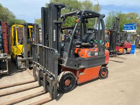 Treibgasstapler 2005  Nissan UD02A25PQ (1)