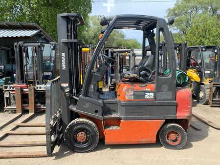 Treibgasstapler 2005  Nissan UD02A25PQ (2)