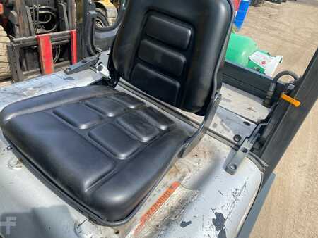 Treibgasstapler 2007  Nissan UD02A25PQ (9)