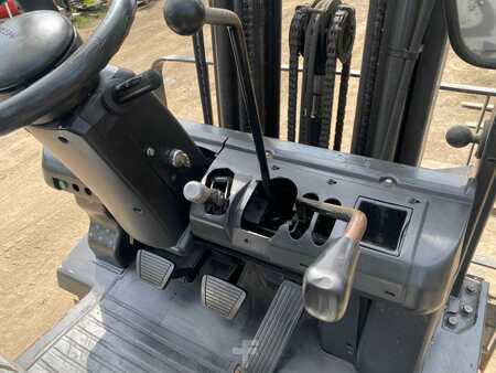 Treibgasstapler 2007  Nissan UD02A25PQ (7)