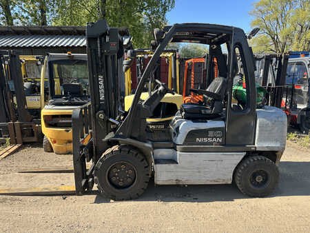 Gas gaffeltruck 2005  Nissan UGD02A30PQ (2)