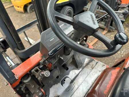 Treibgasstapler 1998  Nissan J01 (8)