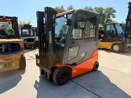 Electric - 4 wheels 2019  Toyota 8FBMT25 (1)