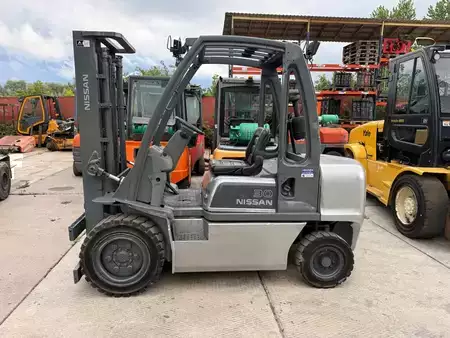 Diesel truck 2012  Nissan YG1D2A30Q (2)