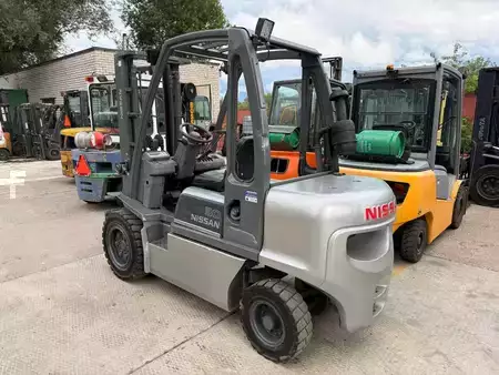 Diesel truck 2012  Nissan YG1D2A30Q (3)