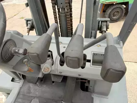 Diesel truck 2012  Nissan YG1D2A30Q (5)