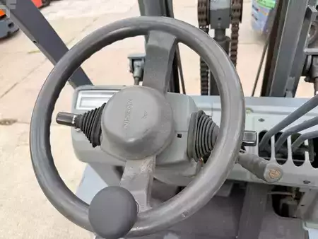 Diesel truck 2012  Nissan YG1D2A30Q (6)