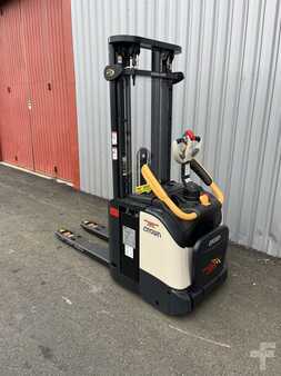 Pallet Stackers - Crown ETi (3)