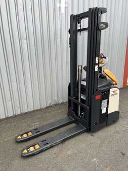 Pallet Stackers - Crown ETi (4)