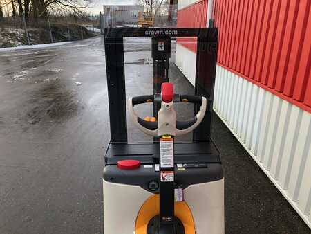 Pallet Stackers 2021  Crown DS3040 (2) 