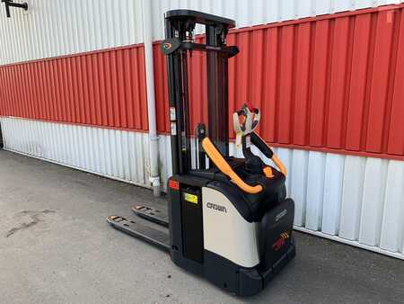 Pallet Stackers 2022  Crown ETi (3)