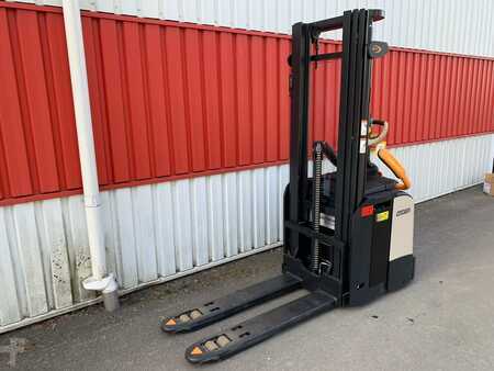 Pallet Stackers 2022  Crown ETi (4)