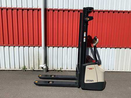 Pallet Stackers - Crown WF3000 (1)